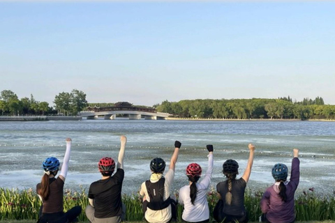 Shanghai: Zhujiajiao Water Town & Yuandang Lake Cycling Trip