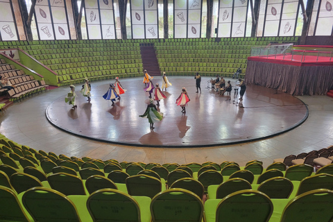 Giraffe Center, Blixen Museum, & Traditional Dance Show Tour