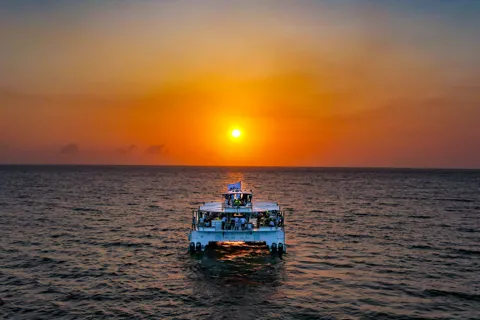 Cartagena: Sunset Open Bar Cruise in Catamaran or Speedboat