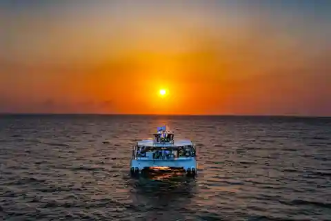 Cartagena: Sunset Open Bar Cruise in Catamaran or Speedboat