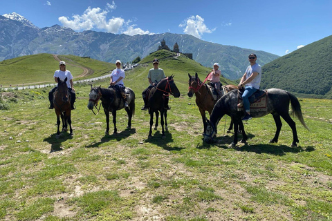 Montez à cheval jusqu&#039;à l&#039;église de la Trinité de Gergeti et atteignez le sommet d&#039;une montagne