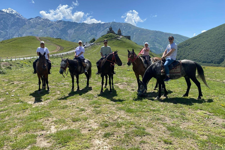 Vai a cavallo fino alla chiesa della Trinità di Gergeti e raggiungi la vetta di una montagna