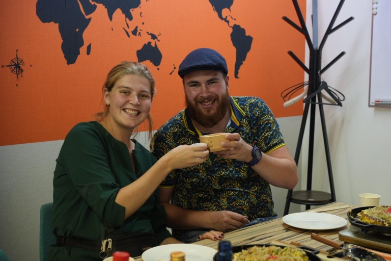 Tokio: Zajęcia Okonomiyaki i konsultacje dotyczące podróży z lokalnymi mieszkańcamiDowiedz się o japońskiej kulturze kulinarnej ｜ Lekcje gotowania Jak zrobić