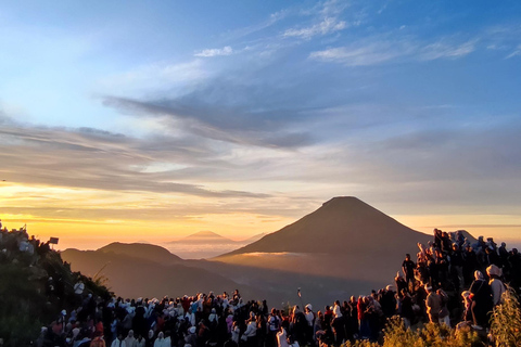 从日惹出发的日出西库尼尔山和迪恩高原之旅从日惹到日出 Sikunir 和 Dieng 高原之旅