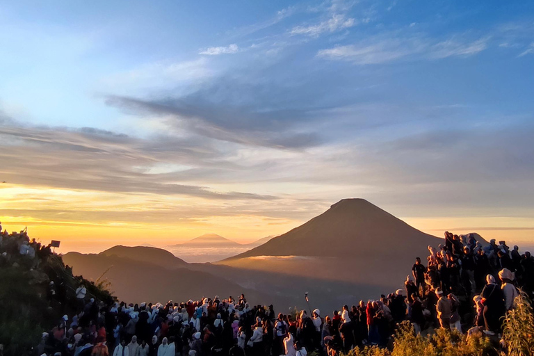 从日惹出发的日出西库尼尔山和迪恩高原之旅从日惹到日出 Sikunir 和 Dieng 高原之旅