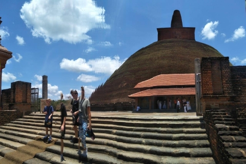 Dagtocht naar het leeuwenfort van Sigiriya en Polonnaruwa vanuit Kandy