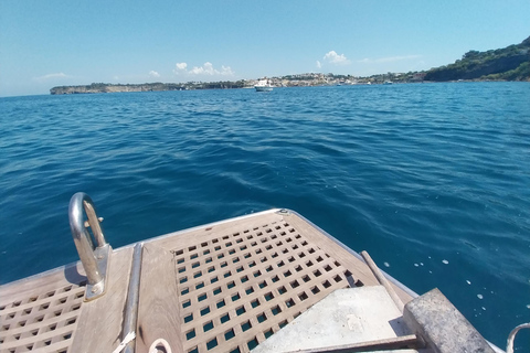 Procida : Excursion en bateau privé avec vue sur la mer et plongée en apnéeProcida Vue sur la mer
