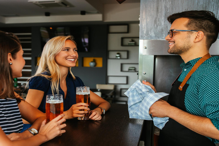 Tour de degustação de cerveja sueca nos pubs da cidade velha de Estocolmo4 horas: Degustação particular de 8 cervejas e comida