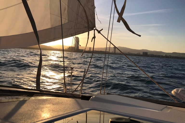 Ab Barcelona: Segeltörn am Mittag oder bei SonnenuntergangBarcelona: Standard-Segeltour bei Sonnenuntergang