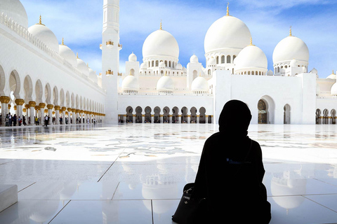从迪拜出发：全天城市游，包括谢赫扎耶德大清真寺和卡斯尔阿尔瓦坦。从迪拜出发阿布扎比古迹和 Qasr Al Watan 之旅