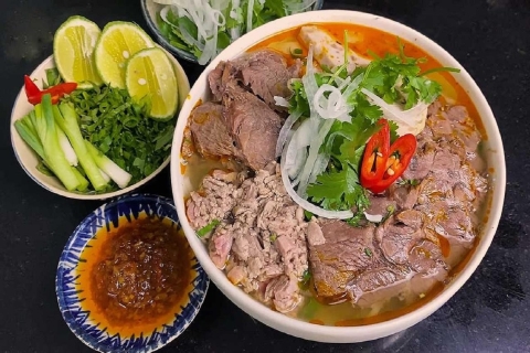 Tour gastronómico a pie por Hue - Prueba los mejores platos callejeros locales en Hue