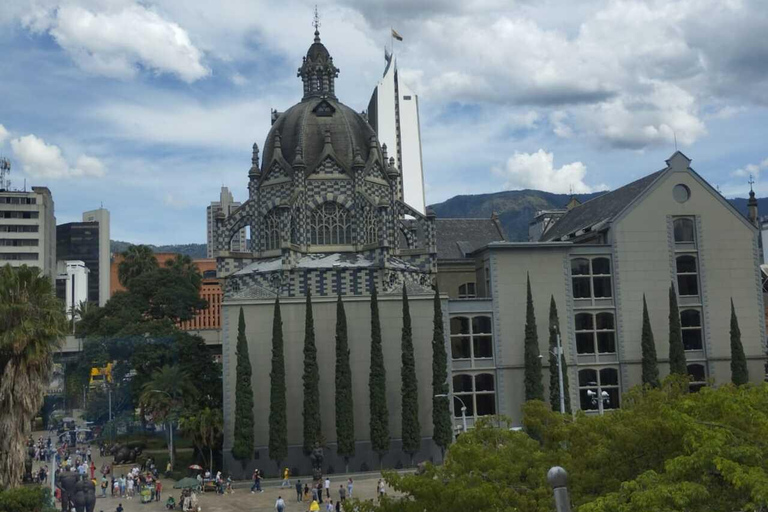 Medellín Through Time – City Sightseeing Tour | Subway, Metrocable, and Historic Center