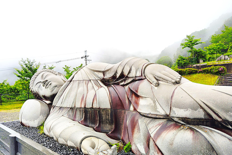 Nara: descubra un gigantesco Buda de piedra en las colinas boscosasNara: descubre un gigantesco Buda de piedra en las colinas boscosas