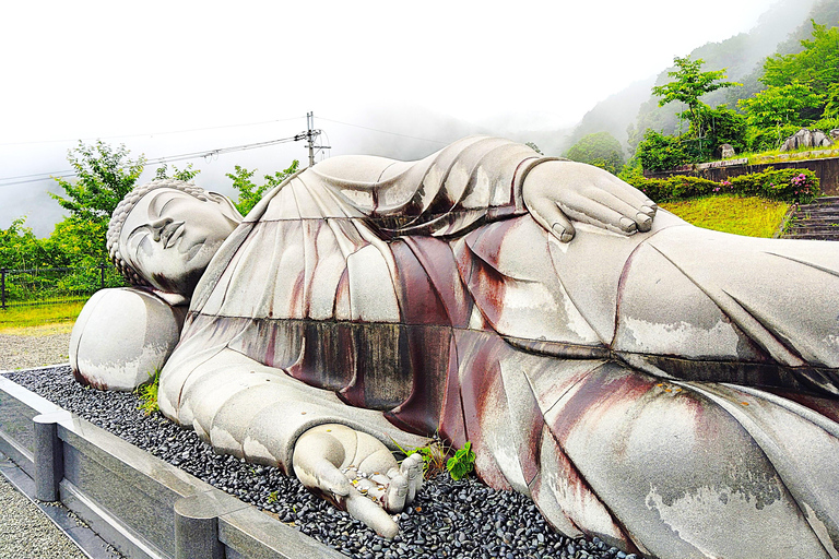 Nara: descubra un gigantesco Buda de piedra en las colinas boscosasNara: descubre un gigantesco Buda de piedra en las colinas boscosas