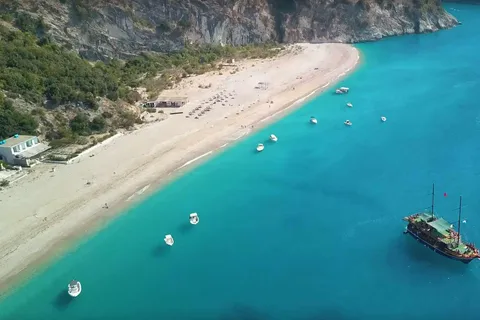 Sarandë: Bootstour bei Kroreza & versteckte Höhlen mit Schnorcheln