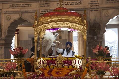 Delhi: Spiritual Morning Tour, Temples Visits & Breakfast