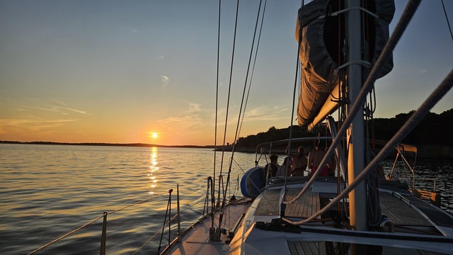 Pula: Brijuni Sunset & Dolphin Sailing Tour with Drinks