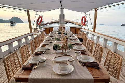 Labuan Bajo: 3-Day Komodo Sailing Tour Studio Cabin + Private Bathroom
