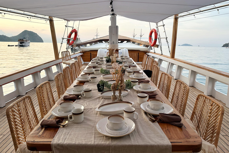 Labuan Bajo: 3-Day Komodo Sailing Tour Studio Cabin + Private Bathroom