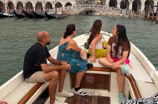 Traditionelle Bootsfahrt in Venedig im Bacino di San Marco