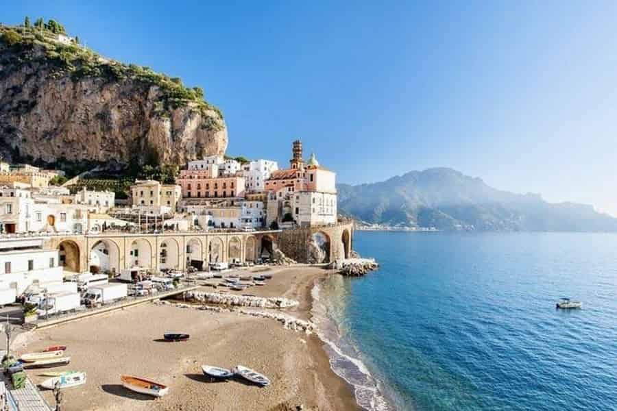 Ab Neapel: Tour an der Amalfiküste, Positano, Amalfi und Sorrent. Foto: GetYourGuide Ab Neapel: Tour an der Amalfiküste, Positano, Amalfi und Sorrent. Foto: GetYourGuide