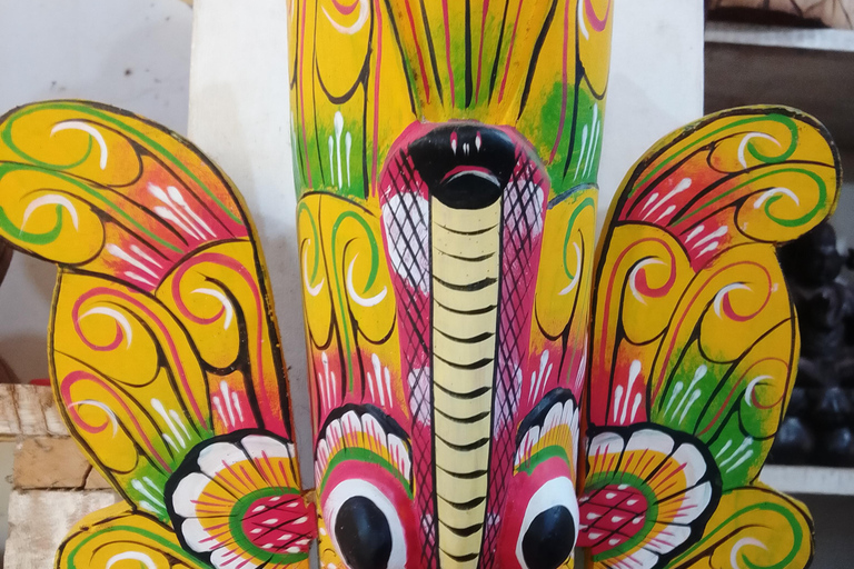 Galle: Traditional Wood Carving and Painting Workshop