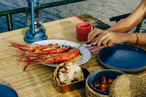 Sigiriya: Wewela Lake Private Boat Sailing Picnic Dining