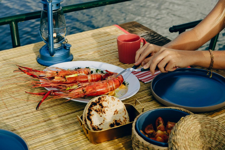 Sigiriya: Wewela Lake Private Boat Sailing Picnic Dining