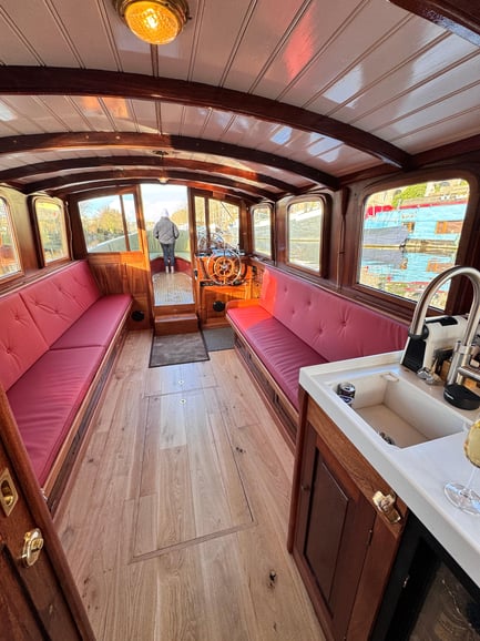 Amsterdam: Historic Boat Cruise with open bar and nibbles