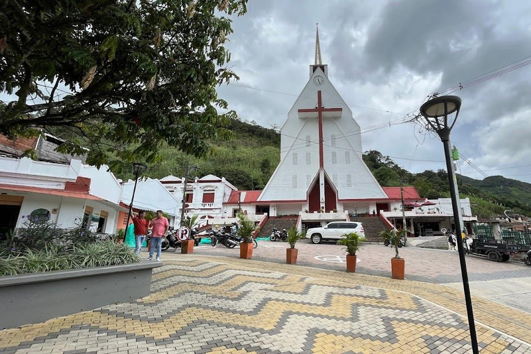 MEDELLIN: TOUR CISNEROS + CORREGIMIENTO SANTIAGO + MUSEO FUNDA TUNEL