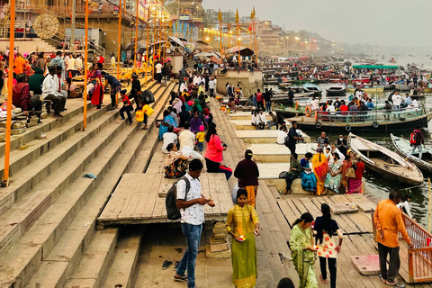 Båtresa i solnedgång med Aaarti-ceremoni på kvällen varanasiGanga Arati med båtresa i solnedgången Varanasi