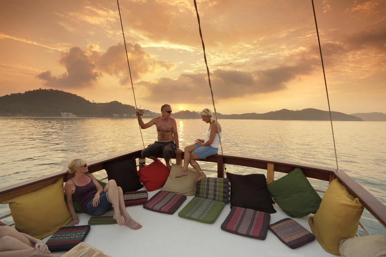 Phuket : Combiner soleil et coucher de soleil avec plongée en apnée et baignade