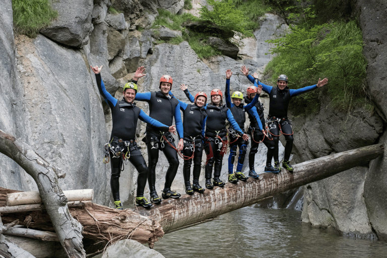Alpnach: tour di canyoning sul fiume Chli SchliereAlpnach: tour di canyoning del fiume Chli Schliere con bevanda