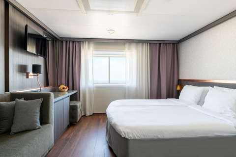 Helsinki: Roundtrip Overnight Cruise to Tallinn with Cabin Deluxe Cabin for 1-2 Guests (Special Breakfast + Minibar)