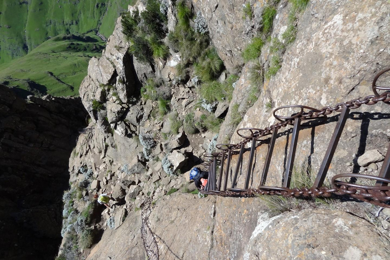 Durban: Drakensberg Mountain 2-Day Tour plus Hike with Lunch