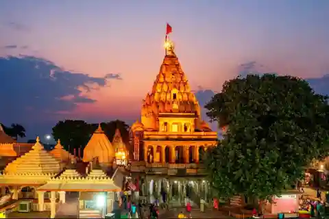 Indore/Ujjain: 2-Day Tour with Mahakaleshwar Temple & Hotel