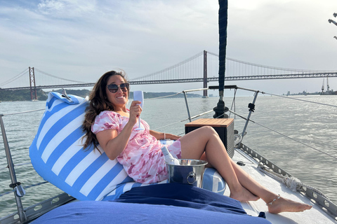 Ekskluzywny rejs o zachodzie słońca z lokalnym winem i portugalskimi przekąskamiPrywatna wycieczka dla grupy 2/3 godziny rejsem o zachodzie słońca z przekąskami i drinkiem po