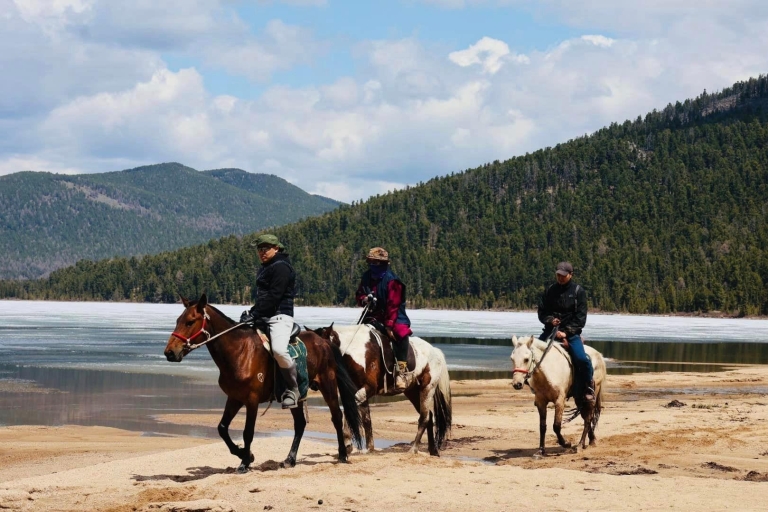 Paardrijtocht naar Khagiin khar meer