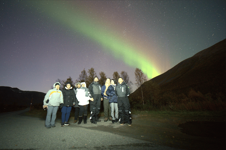 Tromsø: Northern Lights Tour with Photos & Snacks