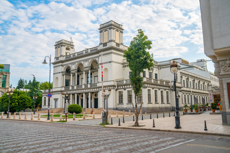 Alternatives Tiflis: Straßenkunst, Dezerter Basar & VerkostungenPrivate Tour