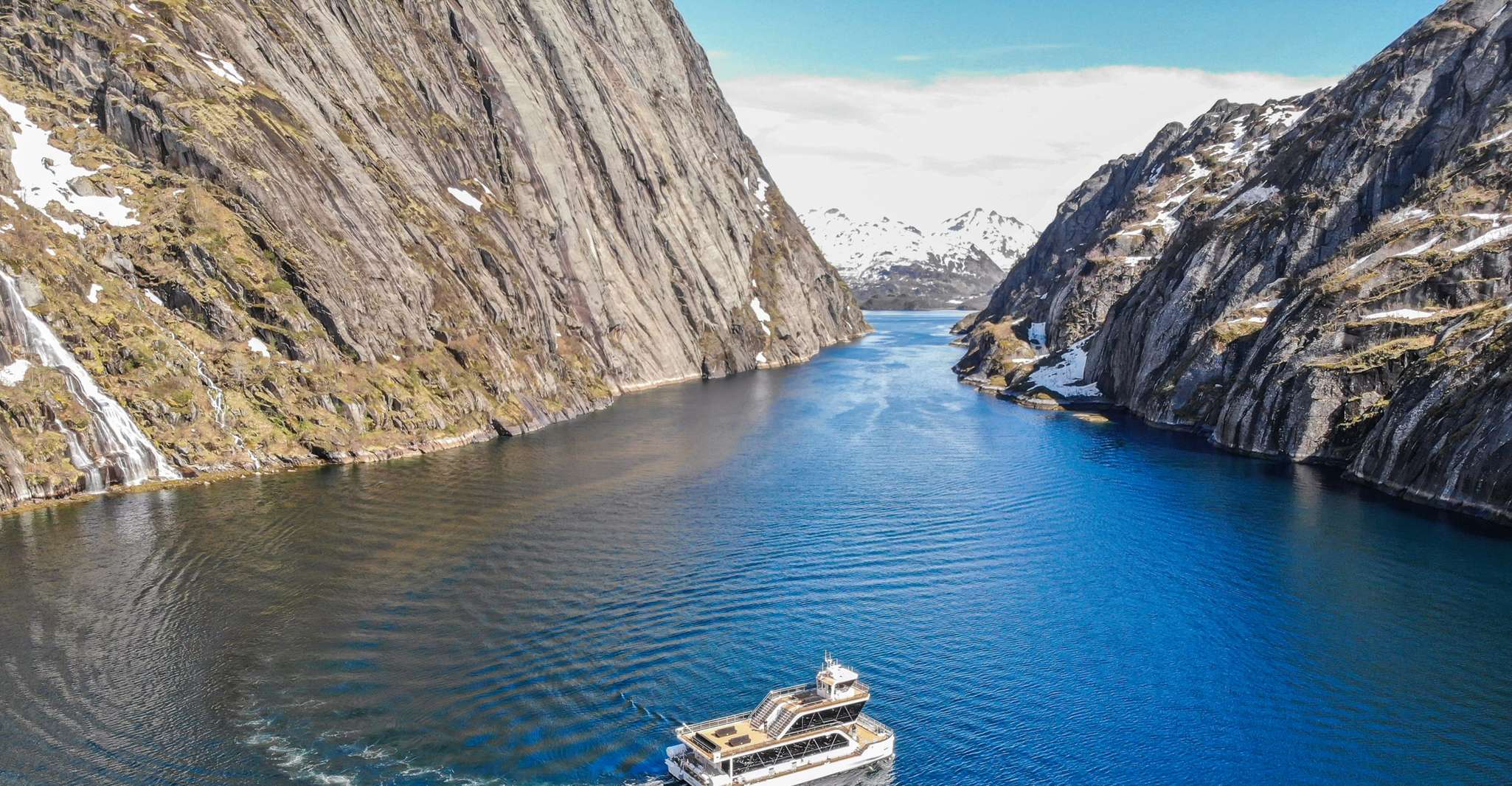 من سفولفايير، جزر لوفوتن SLOfoten Islands Silent Trollfjord - Hizvo