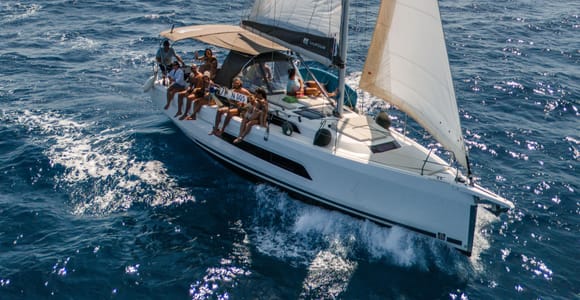 From Trapani: Full-Day Sailboat Trip to Favignana & Levanzo
