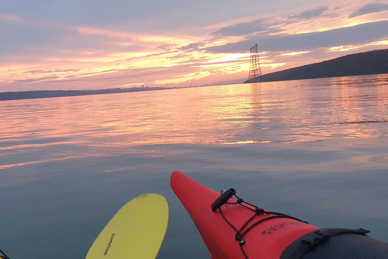 Wycieczka kajakiem morskim o zachodzie słońca w Quebec City z Mapple WineSpływ kajakowy o zachodzie słońca - spotkanie na wyspie Orleans