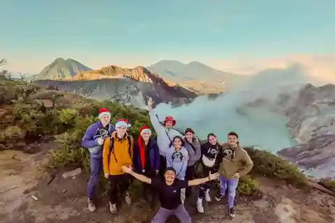 Banyuwangi/Bali: Ijen Volcano Midnight Blue Fire Guided Tour