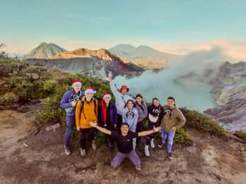 Banyuwangi/Bali: Ijen Volcano Midnight Blue Fire Guided Tour