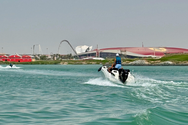 Tour de áudio pela Ilha Yas, condução própria guiada em grupo, fácil e divertidoSeaRay 25 FT • Com o capitão Bayside • Perfeito para até 6 pessoas
