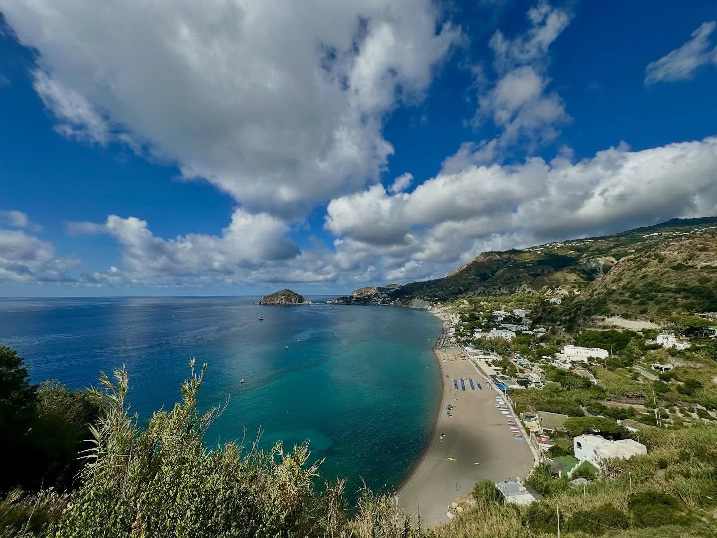 Von Neapel: Ischia mit dem Boot mit Beach Club, Mittagessen und Sant'Angelo