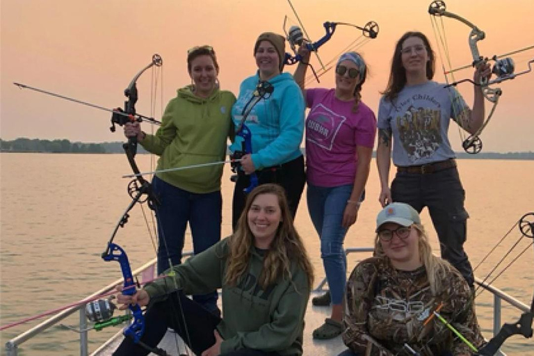 Bolgoda: Nighttime Bowfishing Boat Tour with Equipment