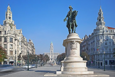 Tour in minibus di un&#039;intera giornata della città di Porto, pranzo e degustazione di vini