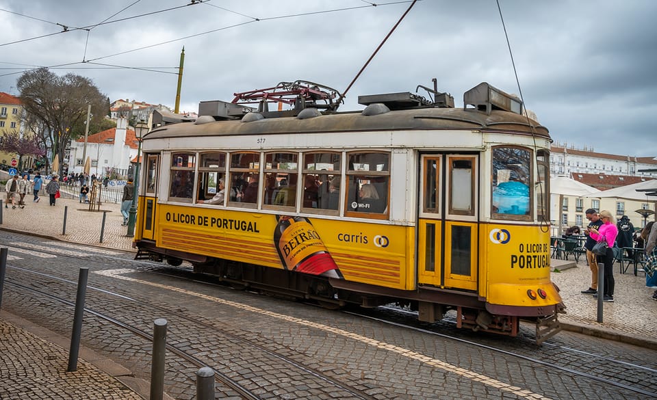 Lisboa: Tram 28 Ticket de entrada con audioguía y pase 24H | GetYourGuide